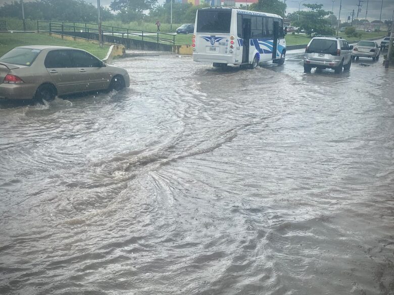 Lluvias e ineficiencia en el drenaje inundan la avenida principal de La Puente en Maturín