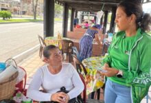Orientan a comerciantes del Paseo de las Empanadas sobre horarios de recolección de desechos