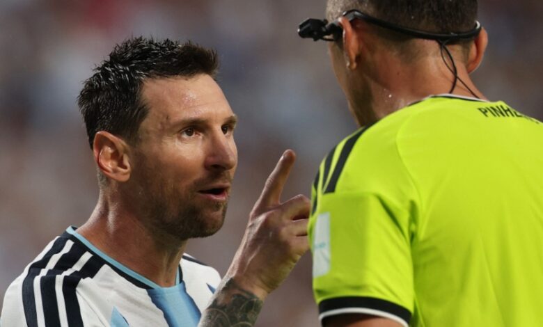 Messi encara al árbitro João Pinheiro: "A mí háblame con bien"