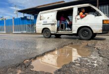 Conductores reportan grave deterioro vial frente a la UBV en Maturín