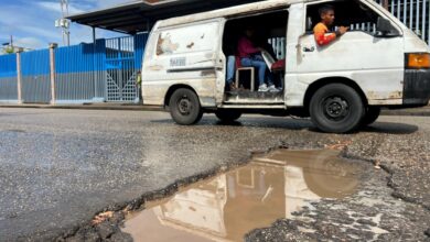 Conductores reportan grave deterioro vial frente a la UBV en Maturín