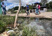 Desborde de aguas servidas en Los Cocos ahoga a vecinos de la calle Prolongación Miranda