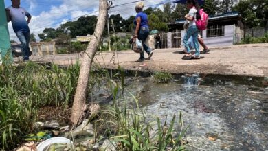 Desborde de aguas servidas en Los Cocos ahoga a vecinos de la calle Prolongación Miranda