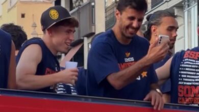 Víctor Muñoz celebró el título de España con la gorra de Leones del Caracas
