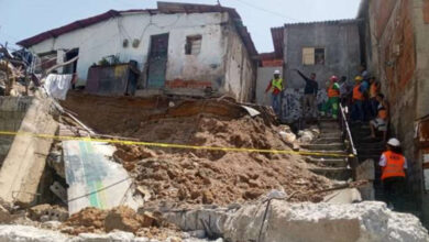 Colapso de muro de contención en Guarenas deja cinco viviendas afectadas y familias desalojadas
