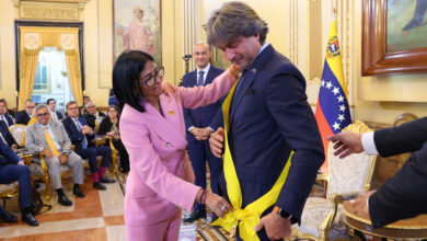 Condecoran al representante de la ONU, Gianluca Rampolla, en el cierre de su misión diplomática en Venezuela