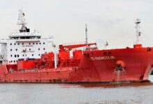 Petrolero noruego explota frente a las costas de Omán