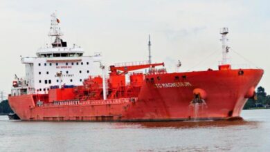 Petrolero noruego explota frente a las costas de Omán