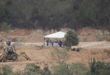 Fiscal General inspecciona cementerio donde entierran víctimas no reclamadas