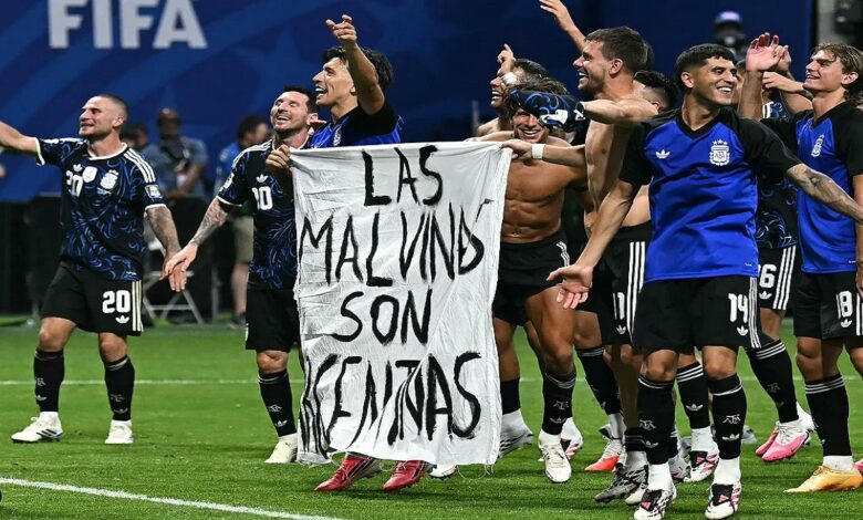 Polémica en el Mundial: La pancarta por las Malvinas que podría costarle una dura sanción a Argentina