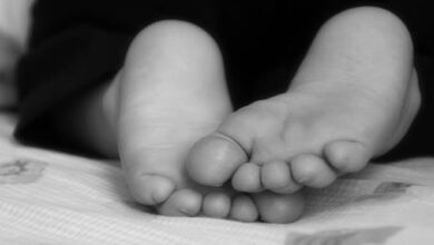 Bebé de año y medio muere ahogado tras tragarse una semilla de mamón