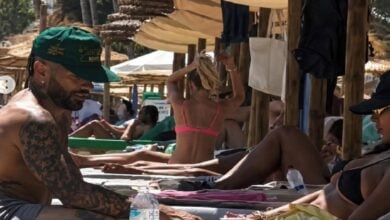 ¿Nuevo romance? Captan a Feid con una misteriosa mujer en España