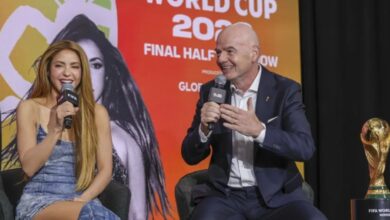 Gianni Infantino regala un balón autografiado a Shakira