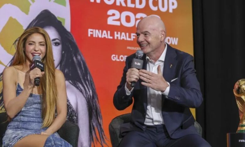 Gianni Infantino regala un balón autografiado a Shakira