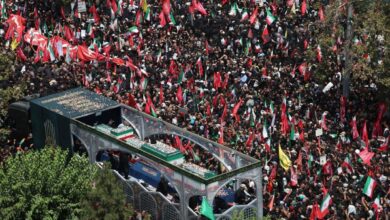 Miles despiden al líder supremo de Irán en su ciudad natal