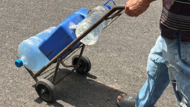 Situación de agua en Los Godos obliga a vecinos a cargar tobos diariamente