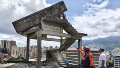 Caracas: demolerán un tanque de agua elevado que quedó inclinado por el terremoto