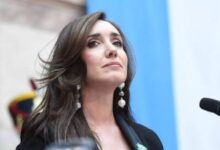 «Jugamos contra piratas»: La vicepresidenta de Argentina ignora el pedido de paz de Scaloni y estalla contra Inglaterra