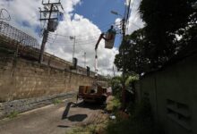 Casi 48 horas sin electricidad llevan 100 familias de Los Guaritos 4 tras desplome de un poste