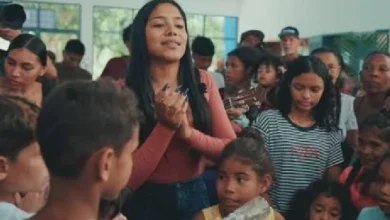 Emily Galaviz visitó a las familias del campamento transitorio