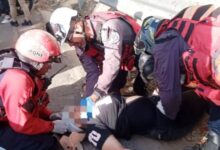 Mujer cae de 20 metros de altura tras accidente de moto en Caracas