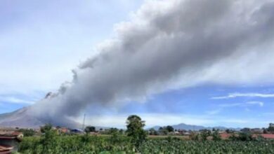 Indonesia eleva a nivel 3 la alerta tras la erupción del volcán Sinabung