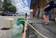 En Las Cocuizas cumplen dos meses sin agua y sobreviven improvisando tomas de tuberías