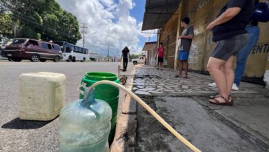 En Las Cocuizas cumplen dos meses sin agua y sobreviven improvisando tomas de tuberías