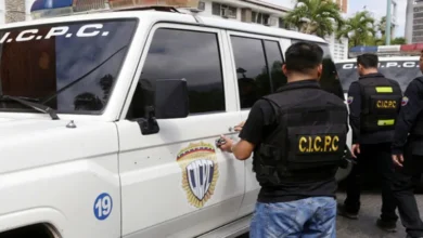 Mujer le quema las manos a su hijastro por comerse la leche con azúcar