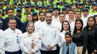 PDVSA condecora a bomberos y brigadistas por su labor de rescate tras sismo en La Guaira