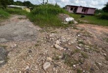 Vecinos de la calle El Yunquer exigen asfaltado y servicios básicos tras décadas de abandono