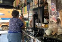 Comerciantes reportan rápida venta de estatuillas y rosarios de la Virgen del Valle