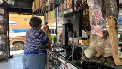 Comerciantes reportan rápida venta de estatuillas y rosarios de la Virgen del Valle