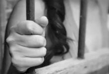 Detienen a empleada por falsificar acta de nacimiento a cambio de 250 dólares