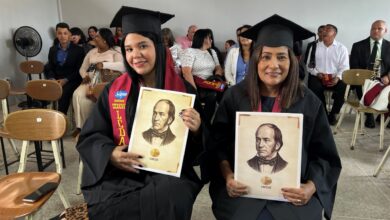 UNESR entrega títulos a 68 nuevos profesionales en un acto por Secretaría