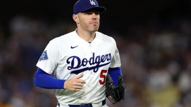Freddie Freeman sufre aparatosa caída en el dugout rival (+video)