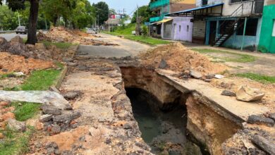 Reparación inconclusa en la Av. Orinoco de Maturín deja un socavón lleno de contaminación