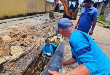 Sustituyen tubería de aguas servidas en Godofredo González de Maturín