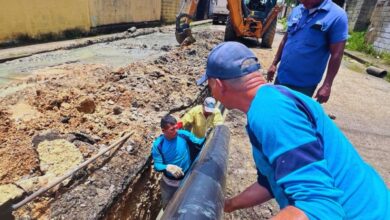 Sustituyen tubería de aguas servidas en Godofredo González de Maturín