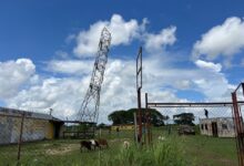 Corpoelec actúan ante riesgo inminente de caída de torre eléctrica en Zona Industrial