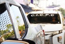 Detienen a una mujer y a su hijo tras rociar con gasolina y quemar a una vecina