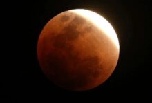 Las mejores imágenes del eclipse lunar parcial visible desde distintas partes del mundo