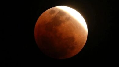 Las mejores imágenes del eclipse lunar parcial visible desde distintas partes del mundo