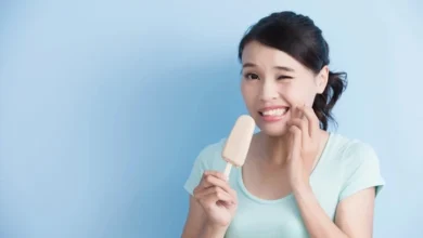 Cómo evitar el dolor por sensibilidad dental y proteger las encías en adultos mayores