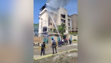 Autoridades controlan incendio en edificio con etiqueta roja en Caraballeda, La Guaira