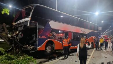 Despliegan labores de control de riesgo ante el goteo de combustible en la vía pública en Caracas