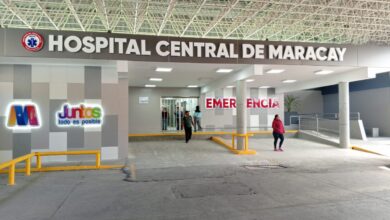 Dos mecánicos resultan heridos por quemaduras tras incendio en un vehículo