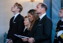 La familia real de Noruega despide al rey Harald V arropada por el pueblo en Asker