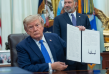 Trump firma una nueva orden ejecutiva para restringir la ciudadanía por nacimiento en EE.UU.