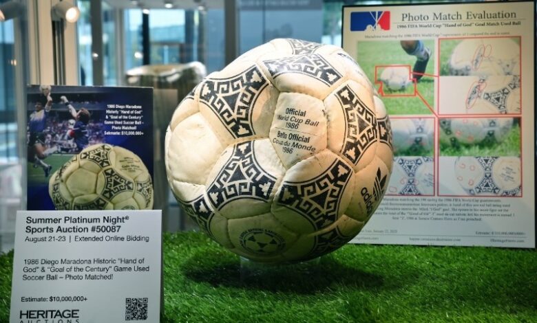 Balón de la «Mano de Dios» de Maradona se subasta por 3,35 millones de dólares